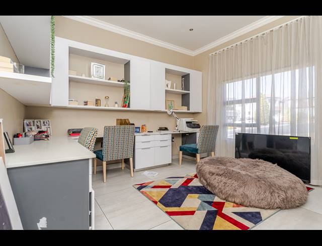 5 BEDROOM HOUSE FOR SALE IN BLUE VALLEY GOLF ESTATE